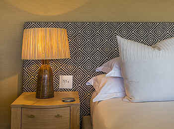 La Petite Ferme Boutique Hotel: Vinyard Suite Nachttisch