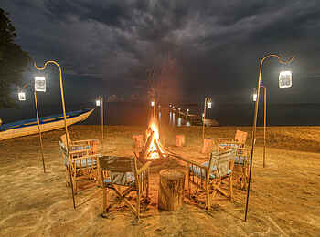 Mbali Mbali Mahale Lodge: An der Boma