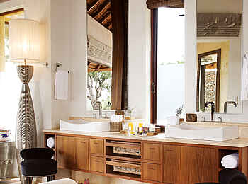 Molori Safari Lodge: Waschtisch in der Metsi Presidential Suite