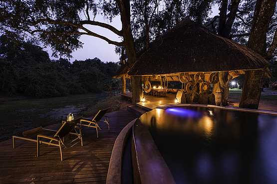 Nkwali Camp: Abend am Pool