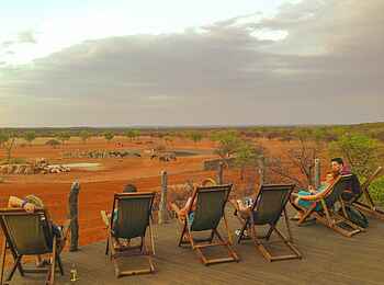 Okutala Lodge: Liegen am Deck Okutala Lodge: Liegen am Deck