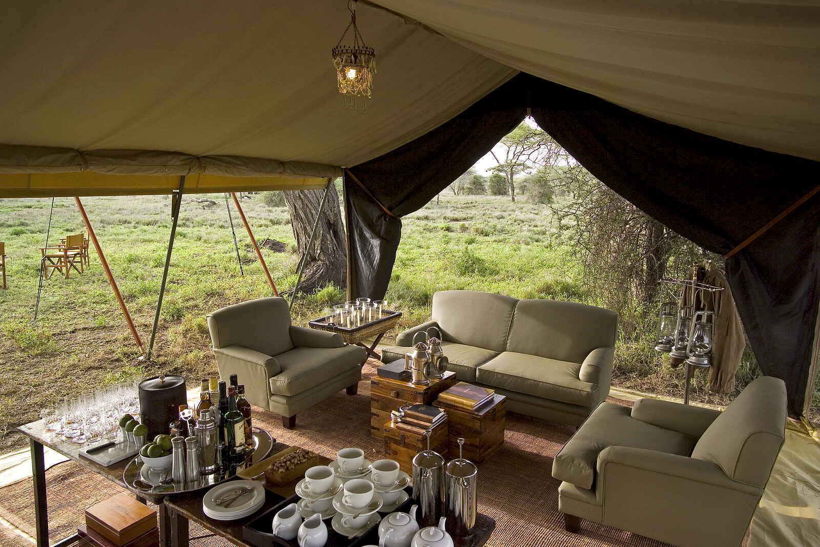 Serengeti under Canvas: Sessel im Loungezelt Serengeti under Canvas: Sessel im Loungezelt