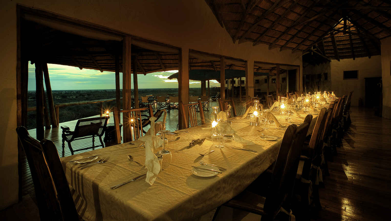 Tau Pan Camp: Gedeckte Tafel Tau Pan Camp: Gedeckte Tafel