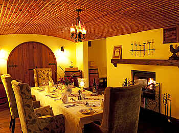 The Manor at Ngorongoro: Dinner im Weinkeller