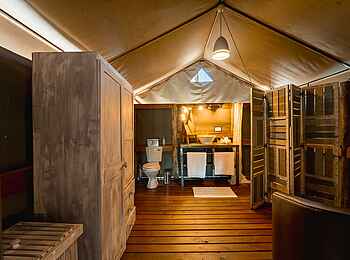 Tlouwana Camp: Badezimmer im Premier Zelt Tlouwana Camp: Badezimmer im Premier Zelt