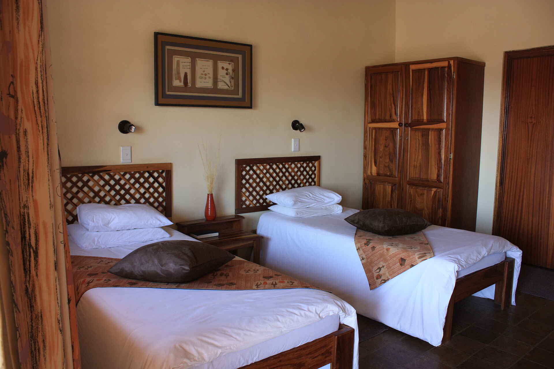 Damaraland, Felsmalereien, Petroglyphen, Twyfelfontein, Twyfelfontein Country Lodge, Uibasen Conservancy, Wüstenelefanten, Einzelbetten, Gästezimmer, Afrikarma, Afrikarma Safaris, Afrikarma Safaris - Wildnis. Hautnah., Afrikarma.de