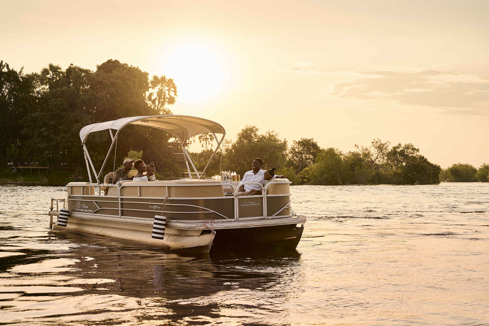 Victoria Falls River Lodge - Island Treehouse Suites: Bootsfahrt auf dem Sambesi