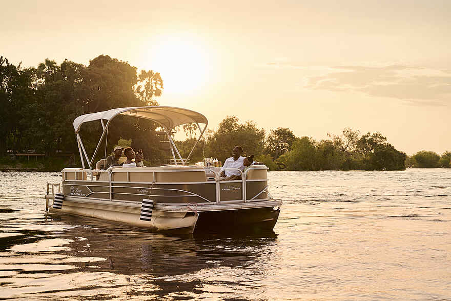 Victoria Falls River Lodge - Island Treehouse Suites: Bootsfahrt auf dem Sambesi Victoria Falls River Lodge - Island Treehouse Suites: Bootsfahrt auf dem Sambesi