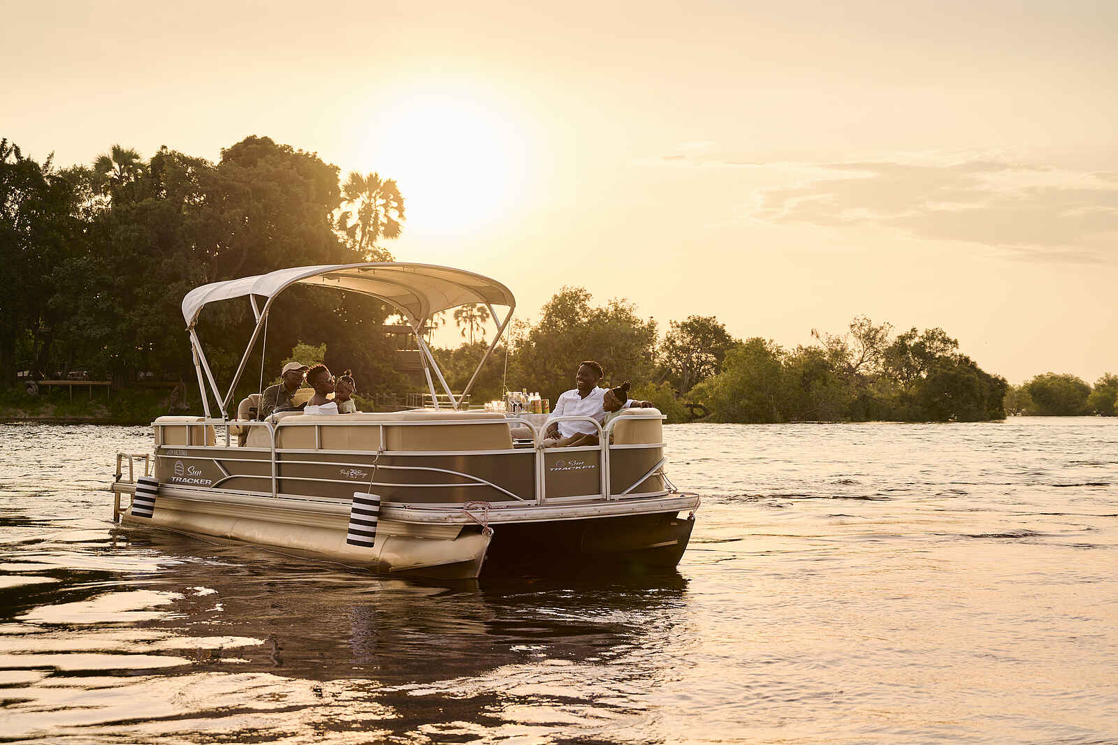 Victoria Falls River Lodge - Island Treehouse Suites: Bootsfahrt auf dem Sambesi Victoria Falls River Lodge - Island Treehouse Suites: Bootsfahrt auf dem Sambesi