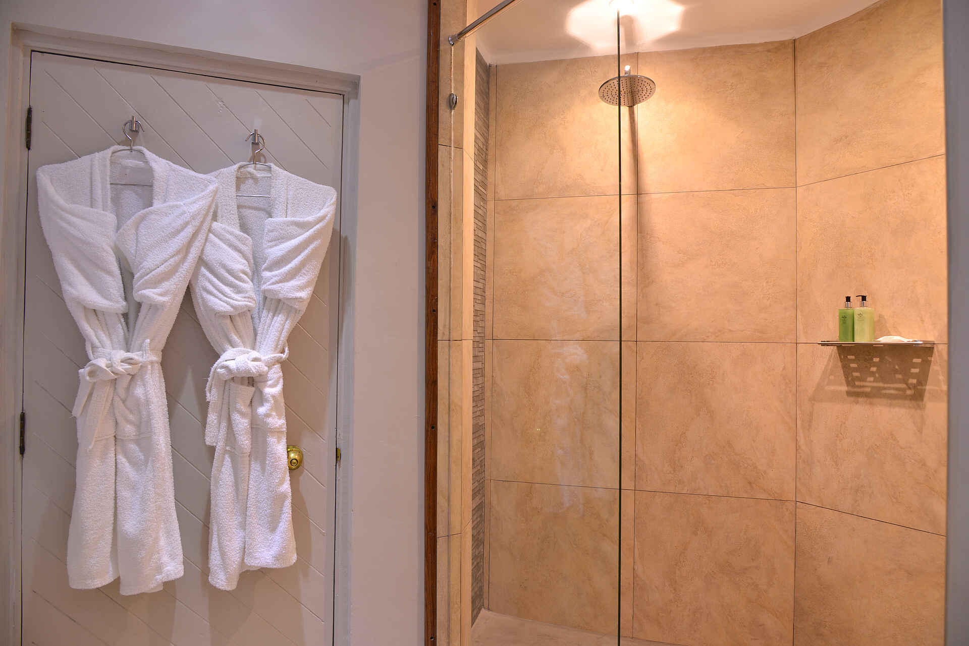 Hochebene, Luxus, Luxusresort, Plateau, Sambesi Nationalpark, Simbabwe, Victoria Falls, Victoria Falls Safari Lodge, Wasserfälle, Wasserloch, Waterhole, Zambezi National Park, Zimbabwe, Sambesi, Zambezi River, Badezimmer, Entspannung, Erholung, afrikarma, afrikarma.de, Africa Albida Tourism Collection, Afrikarma Safaris - Wildnis. Hautnah.