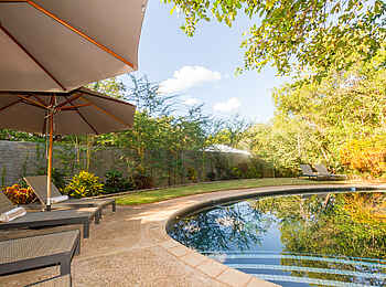 528 Victoria Falls Guesthouse: Sonnenliegen am Pool