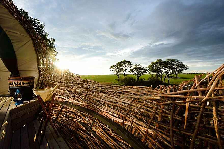 Chisa Busanga Camp: Deck mit Tisch und Stühlen Chisa Busanga Camp: Deck mit Tisch und Stühlen