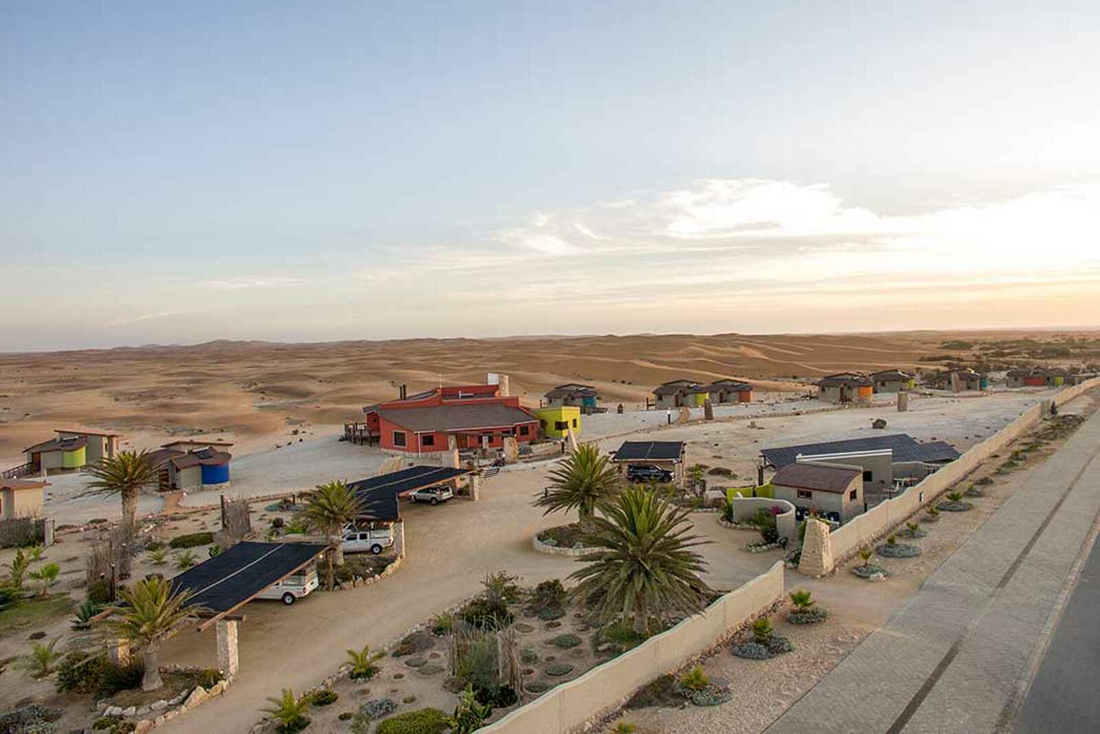 Desert Breeze Lodge: Parkplätze am Eingang Desert Breeze Lodge: Parkplätze am Eingang