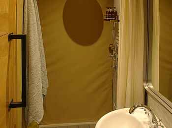 Namiri Plains Camp: Guest Tent Waschbecken