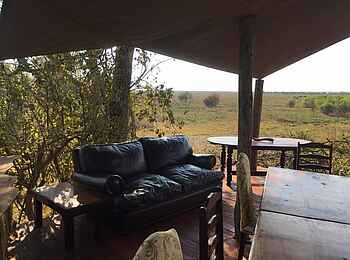 Ntemwa Busanga Bushcamp: Aussicht vom Holzdeck der Lodge