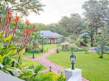 Pioneers Victoria Falls: Wege im Garten Pioneers Victoria Falls: Wege im Garten