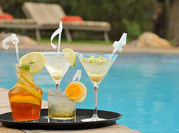 Taleni Etosha Village: Cocktails am Pool Taleni Etosha Village: Cocktails am Pool