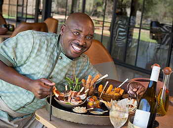 Tengile River Lodge: Snacktablett