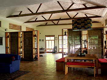 Volcanoes Kyambura Gorge Lodge: Regale in der Lounge Volcanoes Kyambura Gorge Lodge: Regale in der Lounge