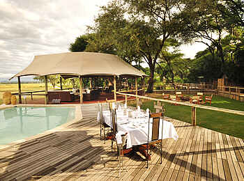 Anabezi Luxury Tented Camp: Dinner auf dem Pool Deck