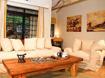 Clouds Mountain Gorilla Lodge: Sitzgruppe in einer Suite