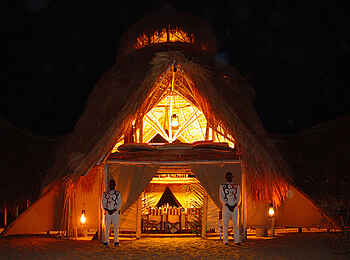 Greystoke Mahale: Haupthaus am Abend