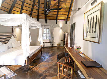Kambaku Safari Lodge: Schlafbereich mit Schreibtisch