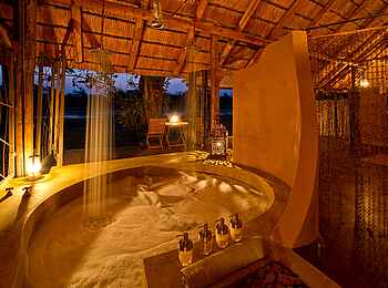 Kapamba Bushcamp: Eingelassene Badewanne Kapamba Bushcamp: Eingelassene Badewanne