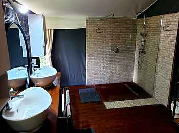 Khwai Expeditions Camp: Badezimmer im Zweibettzelt Khwai Expeditions Camp: Badezimmer im Zweibettzelt