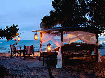 Kinondo Kwetu: Bett am Strand