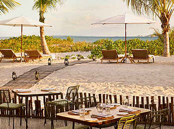 Kisawa Sanctuary: Terrasse mit direkter Strandlage