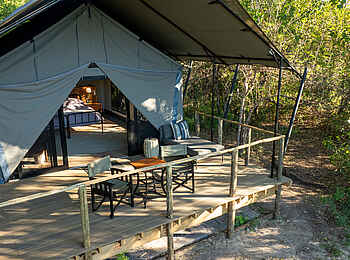 Machaba Camp: Blick auf Terrasse und ins Zeltinnere