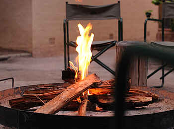 Maun Waterfront Guesthouse: Lagerfeuer in der Boma Maun Waterfront Guesthouse: Lagerfeuer in der Boma