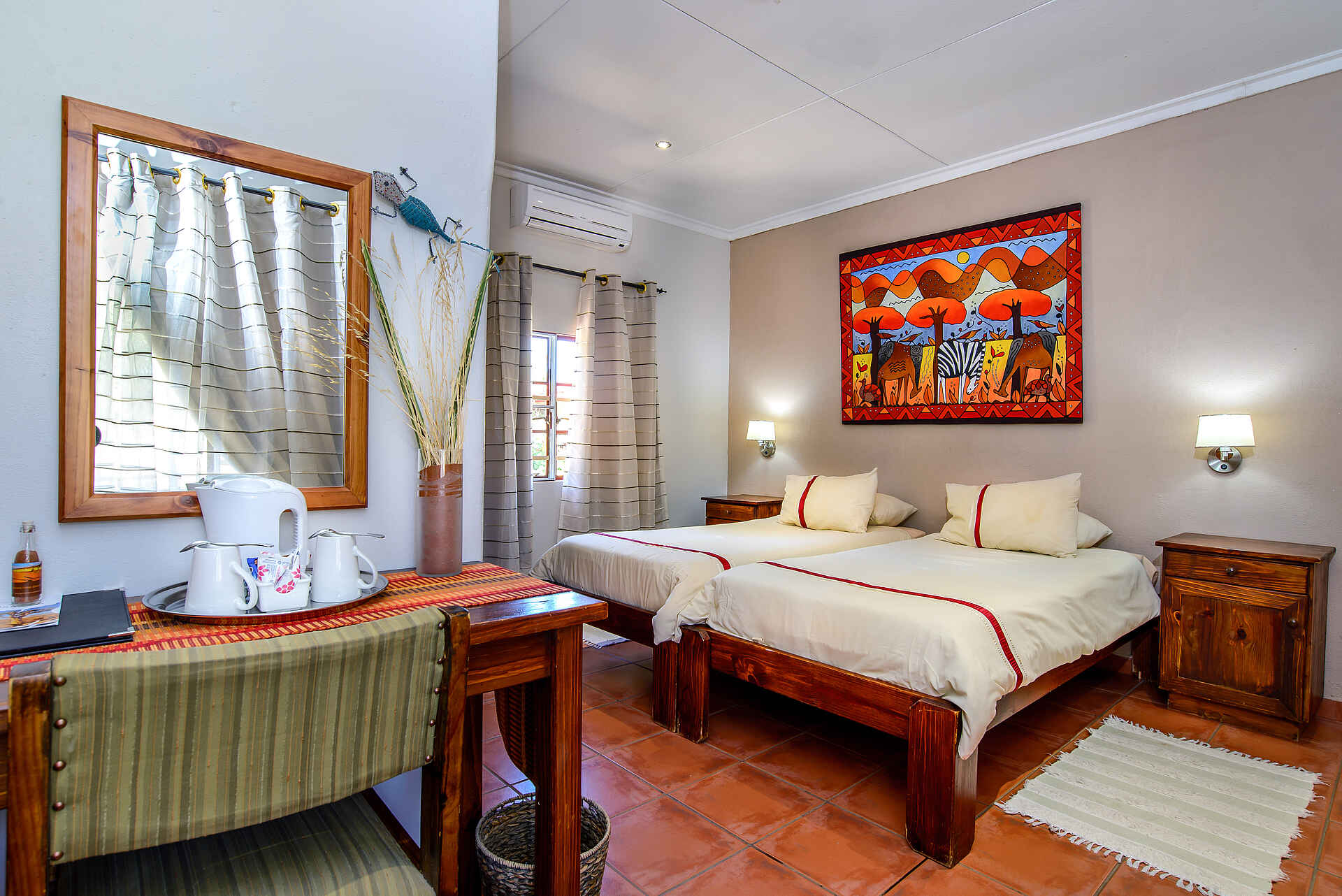 Namib Desert Lodge: Zweibettzimmer Gondwana Collection, Namib Desert Lodge, Namib Wüste, Namibia, Namib-Naukluft National Park, Namib-Sandmeer, Naukluft Mountainn Zebra Park, Sanddünen, UNESCO-Welterbe, Wüste, Bett, Einzelbetten, Nachttisch, Sideboard, Spiegel, Tee- und Kaffeeecke, Zimmer, Afrikarma, Afrikarma Safaris, Afrikarma Safaris – Wildnis. Hautnah., afrikarma.de