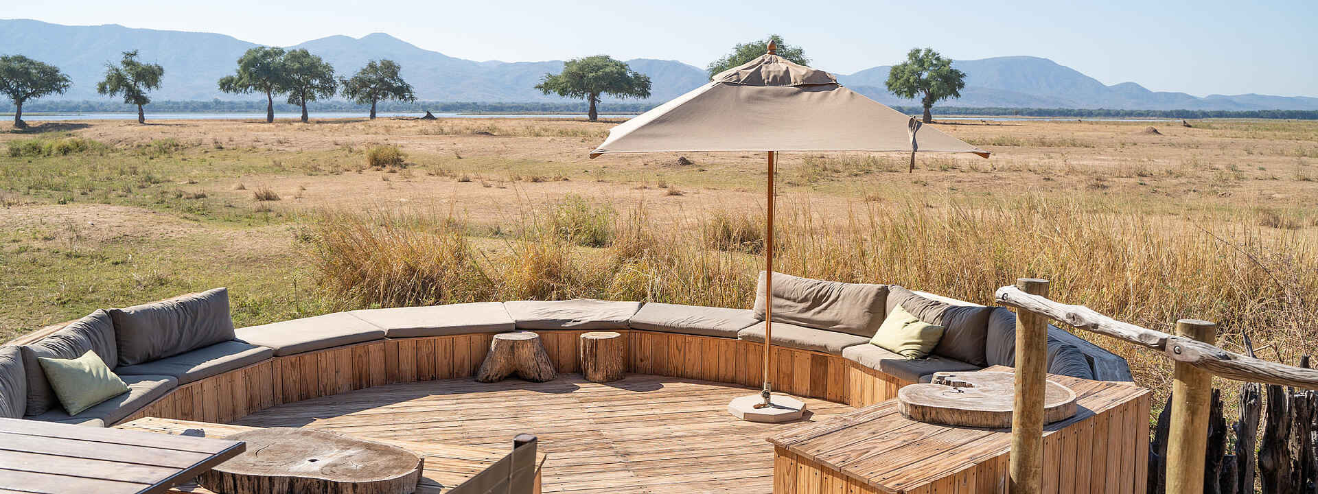 Nyamatusi Mahogany: Blick vom Camp in die Wildnis