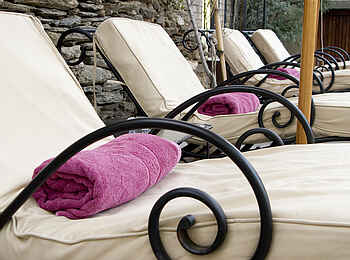 Olive Grove Guesthouse: Liegestühle un Handtücher