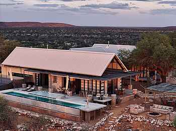 Otjimbondona Kalahari Lodge: Der Zentralbereich mit großem Pool