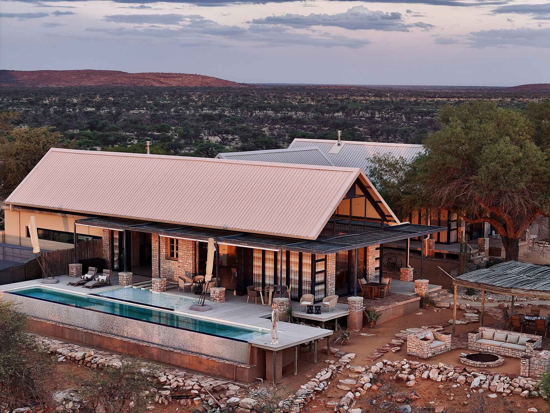Otjimbondona Kalahari Lodge: Der Zentralbereich mit großem Pool Otjimbondona Kalahari Lodge: Der Zentralbereich mit großem Pool