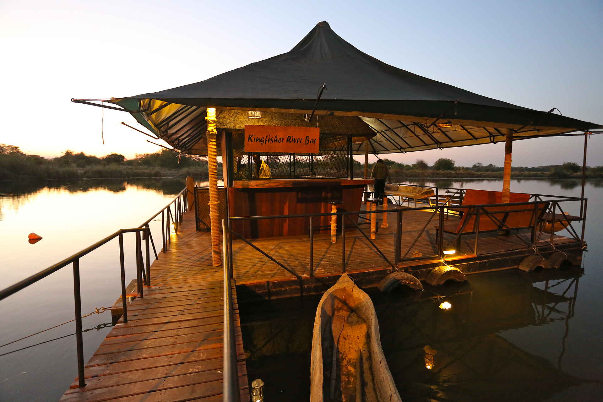 Taranga Safari Lodge: Bar am Okavango Angola, Caiprivi, Caiprivi-Streifen, Camping, Flussufer, Jacobus Bruwer, Luxus, Namibia, Okavango, Okavango River, Rundu, Taranga, Taranga Safari Lodge, Zeltchalets, Bar, Entspannung, Erholung, Service, afrikarma, afrikarma.de, Afrikarma Safaris