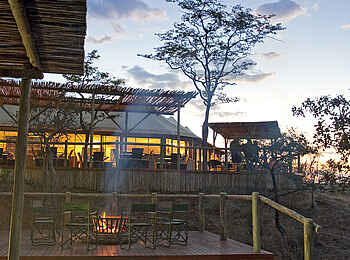 The Elephant Camp: Abendlich erleuchtetes Hauptzelt