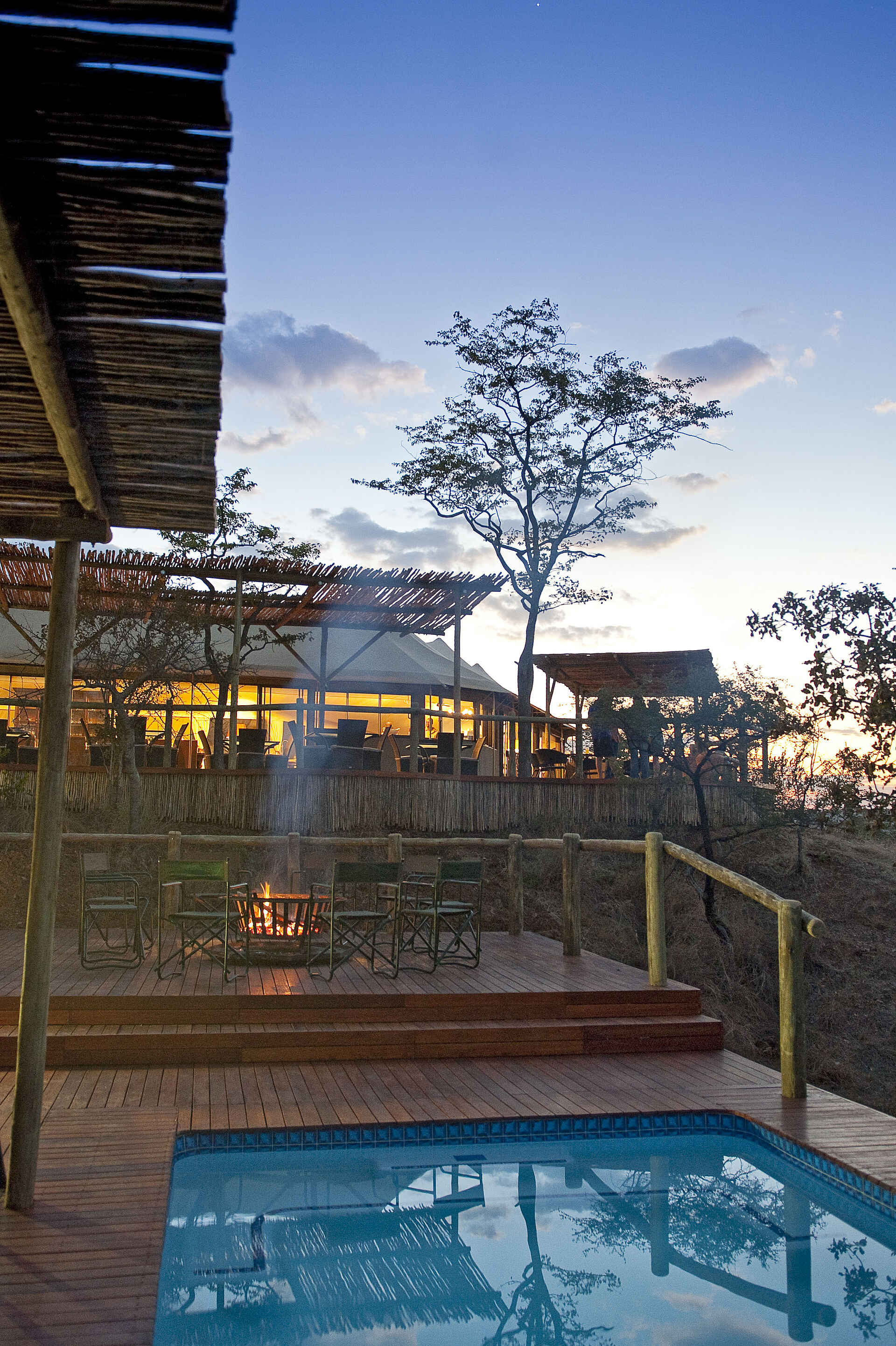The Elephant Camp: Abendlich erleuchtetes Hauptzelt