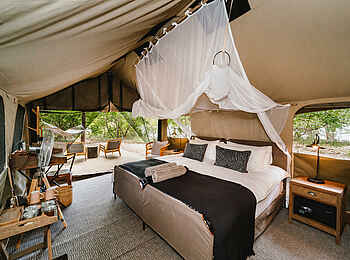 Tsowa Safari Island Lodge: Blick in ein River View Zelt