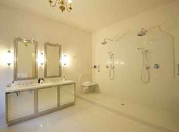 Victoria Falls Hotel: Gästebad mit zwei Duschen