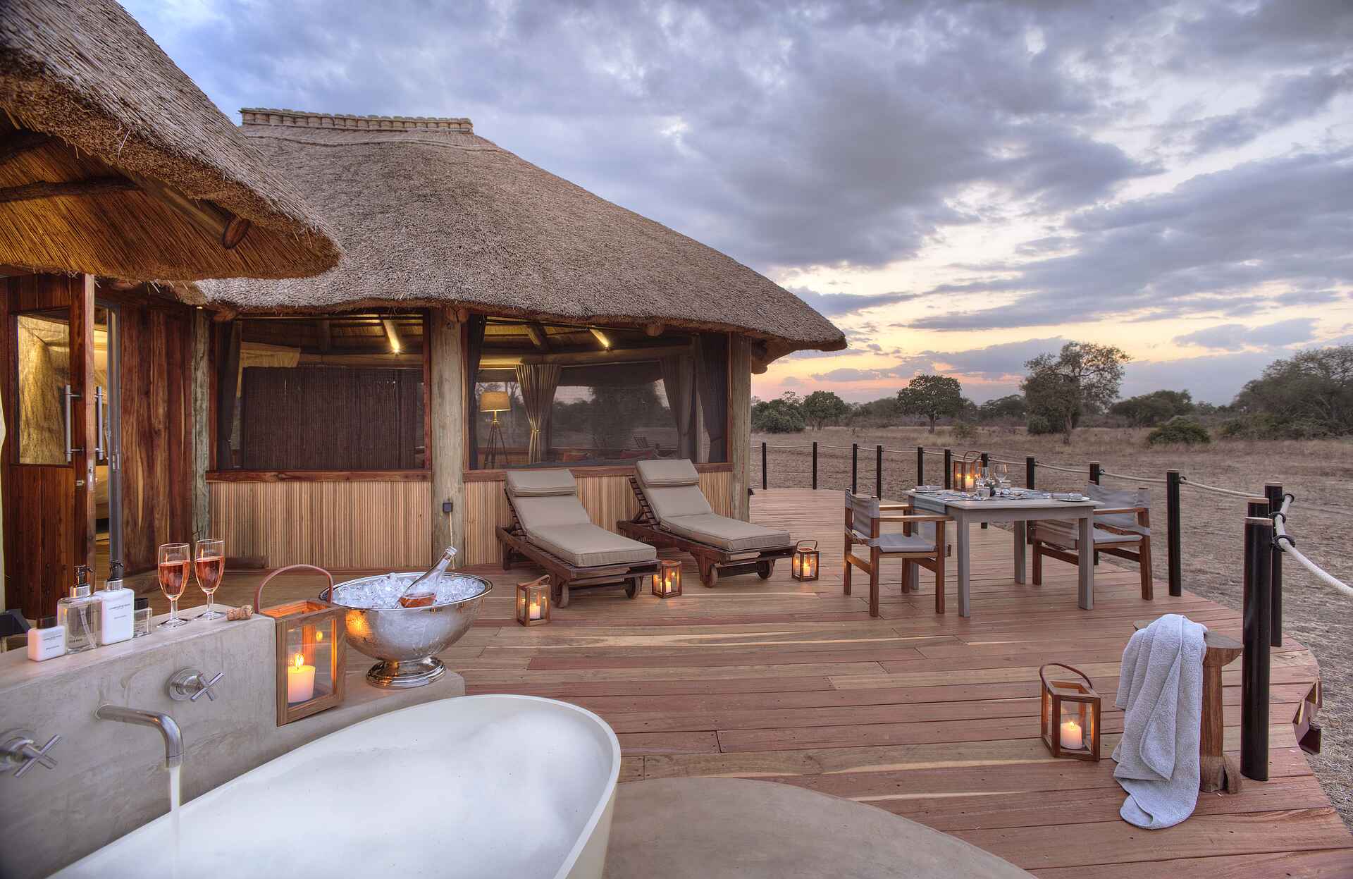 Lion Camp, Luangwa River, South Luangwa National Park, Badewanne, Blick, Hauptgebäude, Liegen, Sekt, Afrikarma, Afrikarma Safaris, Afrikarma Safaris. Wildnis. Hautnah., Afrikarma.de