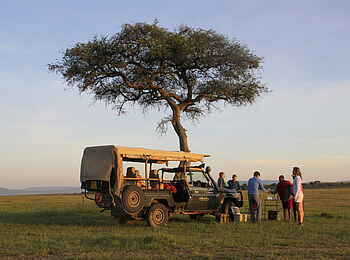 Naboisho Camp: Familie beim Sundowner