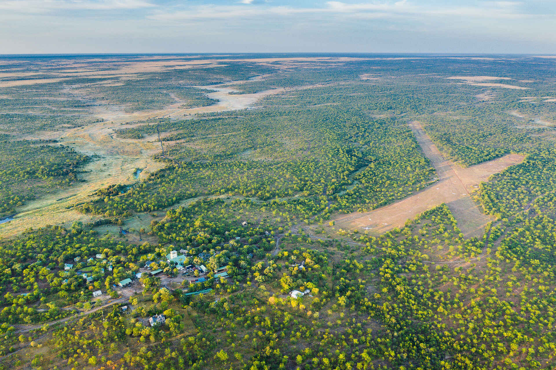 Afrikarma, Afrikarma Safaris, Afrikarma Safaris - Wildnis. Hautnah., Afrikarma.de, Robins Camp, Bäume, Büsche, Chalets, Landebahn, Luftaufnahme