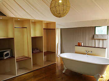 Ruzizi Tented Lodge: Badezimmer mit Regalschrank im Baumhaus