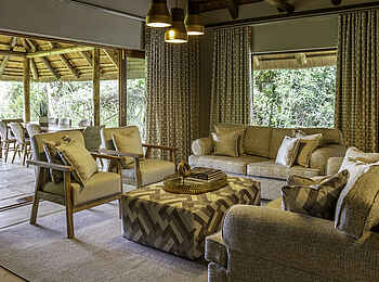 Savanna Lodge: Moderner Stil der Lounge der Savanna Suite Savanna Lodge: Moderner Stil der Lounge der Savanna Suite