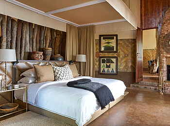 Singita Pamushana Lodge: Doppelbett und Kamin