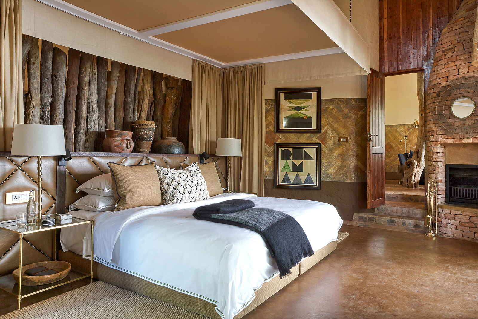 Singita Pamushana Lodge: Doppelbett und Kamin Singita Pamushana Lodge: Doppelbett und Kamin